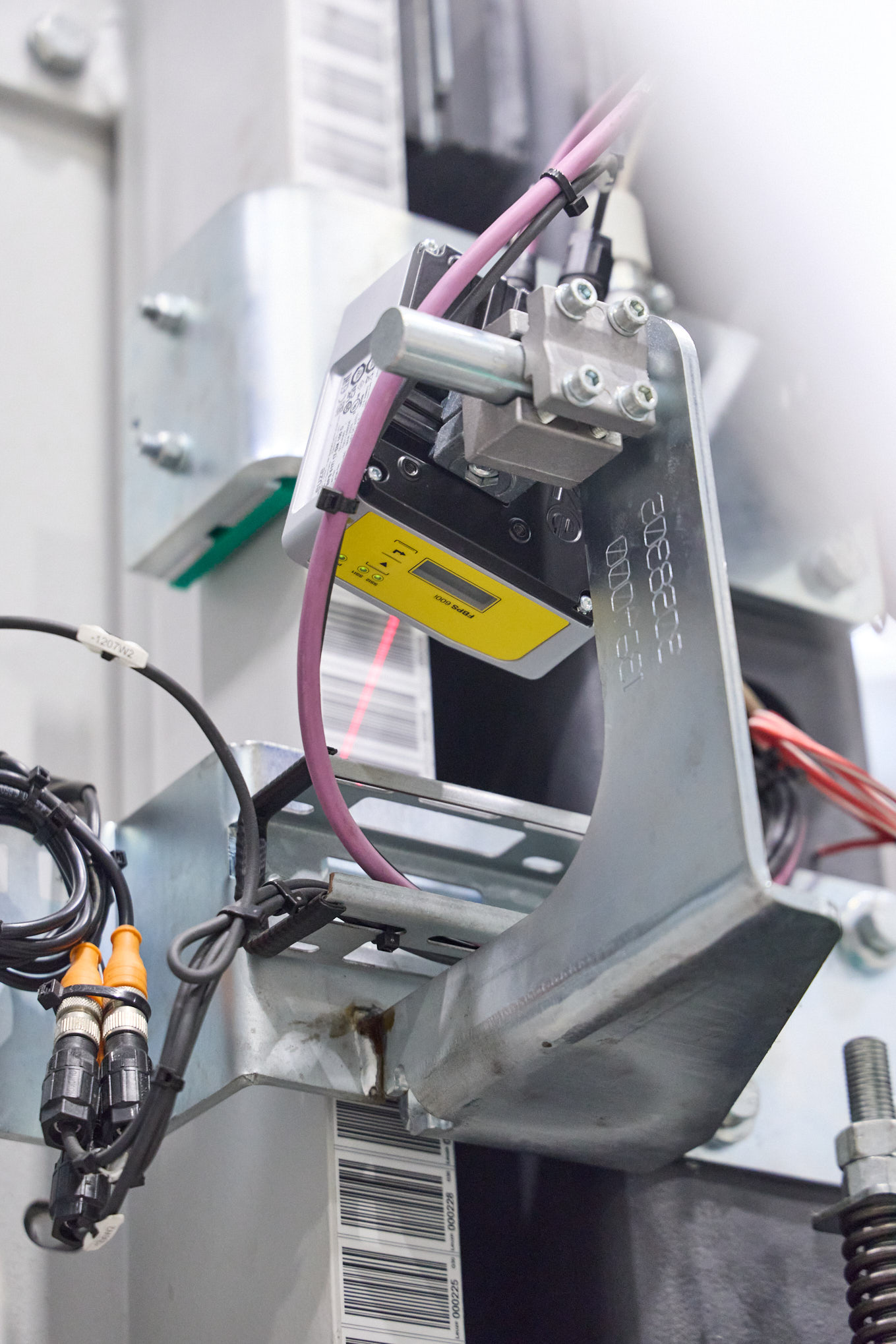 Gesteuert werden die RBGs ber Sicherheits-Barcode-Positioniersysteme FBPS 600i von Leuze