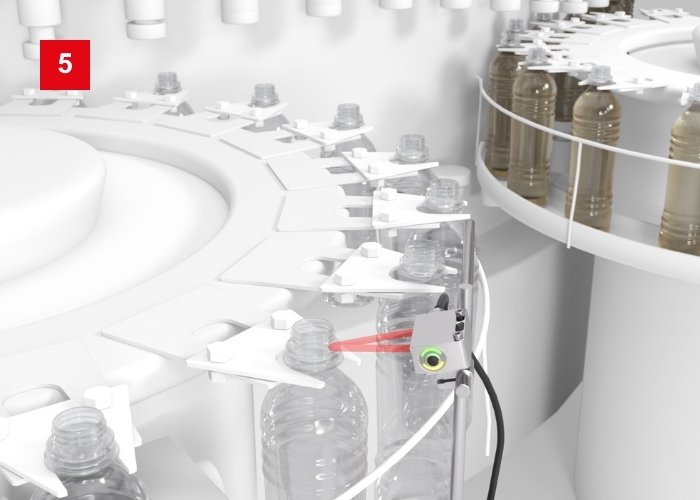 Lichttaster mit V-Optik HT55 für Flaschenerkennung im Füllstern