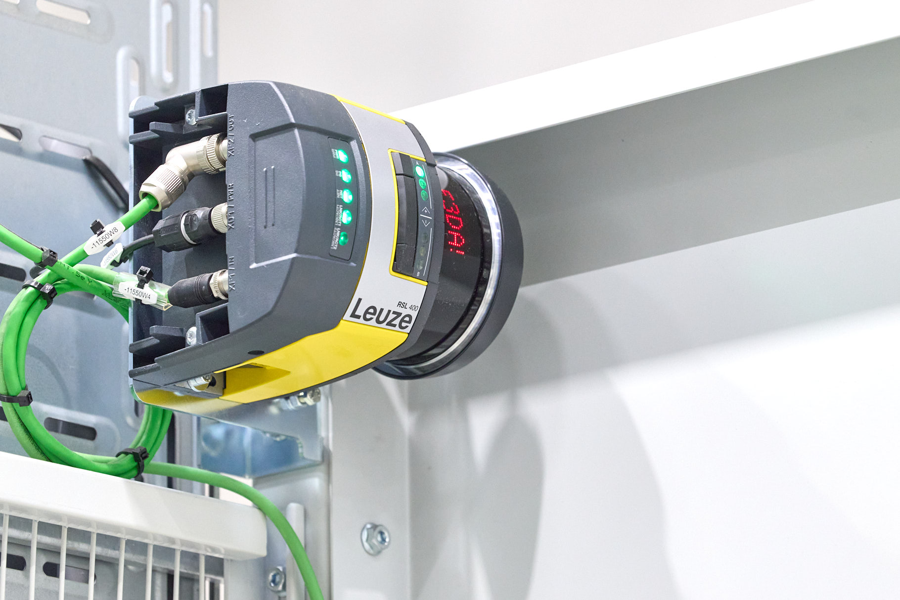 Sicherheits-Laserscanner RSL 400 von Leuze sichern den Zugang an den Materialbergabestationen zuverlssig ab