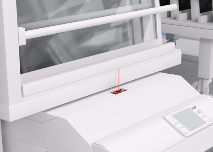 Integrierter Lichttaster HT zur Ladungserkennung auf AGV, AMR