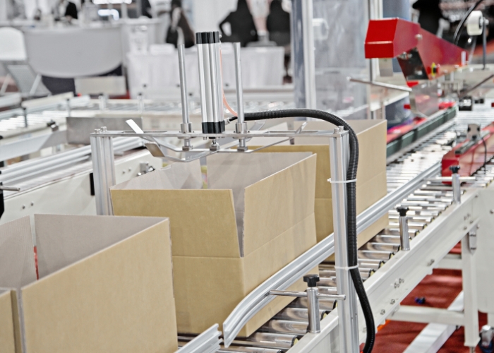 Sekundäre Kartonverpackung von Produkten in einer automatisierten Verpackungsanlage