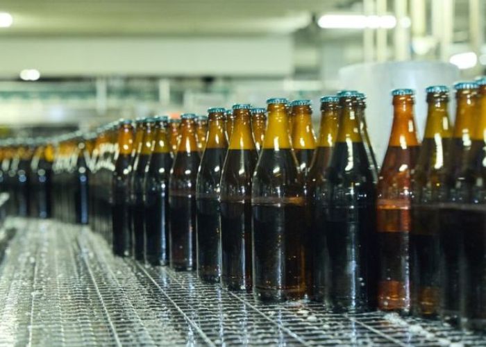 Bügelflaschen werden in der Bierabfüllung automatisch transportiert und für die weitere Verpackung verarbeitet