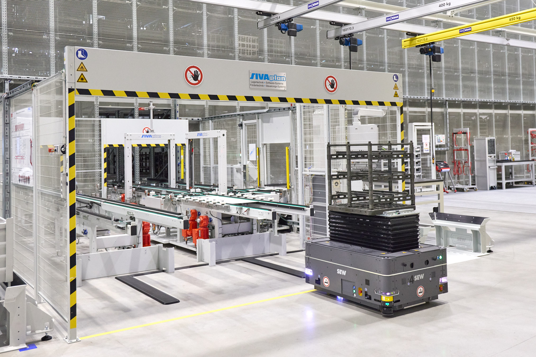 An vier Materialuebergabestationen liefern mobile Roboter die produzierten Zahnraeder und Wellen aus der Fertigung an