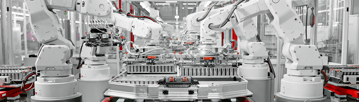 Stationaere Roboter in Produktionszelle in Industriefertigung_1400x400px